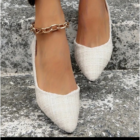 Shoes - Like new pointy toe cream colored flats